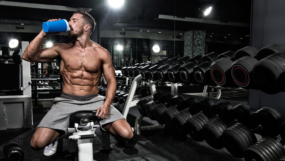 A man in the gym taking creatine